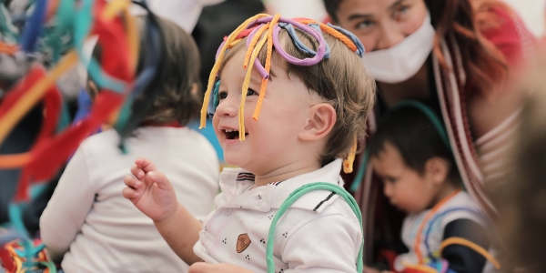 Niño jugando con material de colores