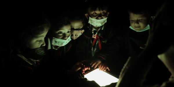 Niños en primera infancia jugando con la luz