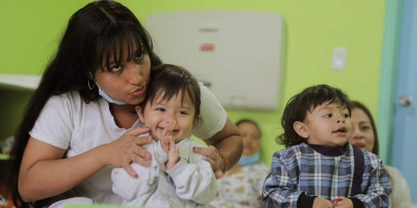 Mamá con bebés en primera infancia