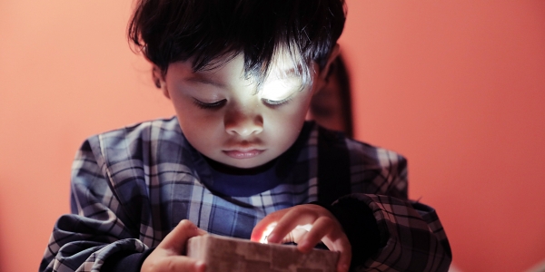 Bebé jugando con caja de luz