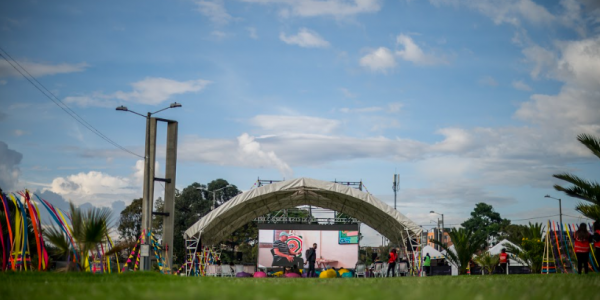 Parque con pantalla grande de cine 