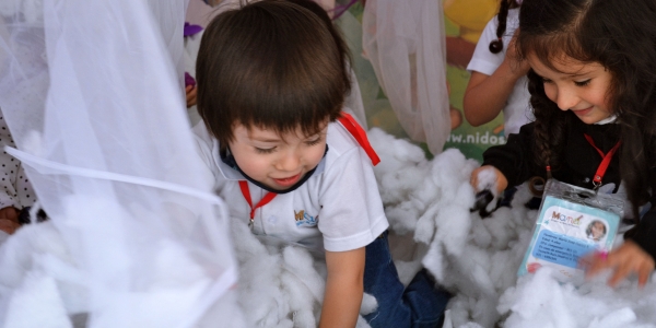 Niños jugando con algodón