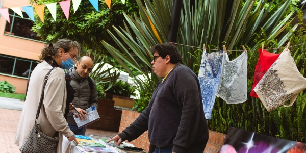 Personas comprando libros