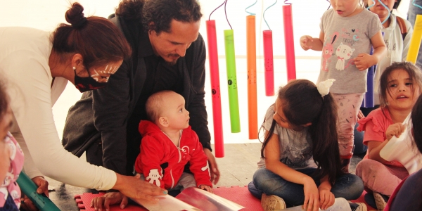 Padres jugando con niños