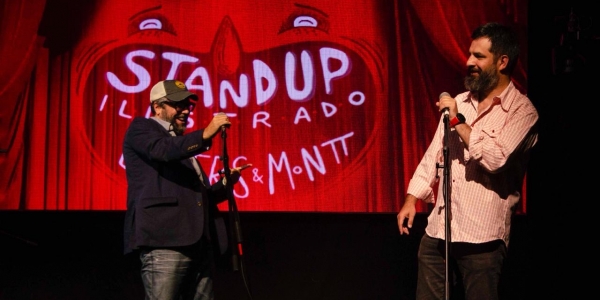 Dos hombres hablando en el escenario