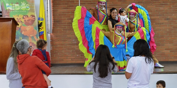 Artistas escénicos del Programa Nidos tomándose fotos con familias