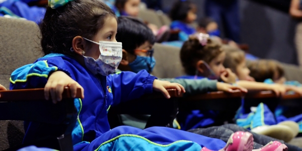 Niños en primera infancia viendo películas