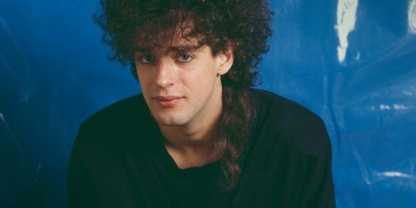 Gustavo Cerati en fondo azul 