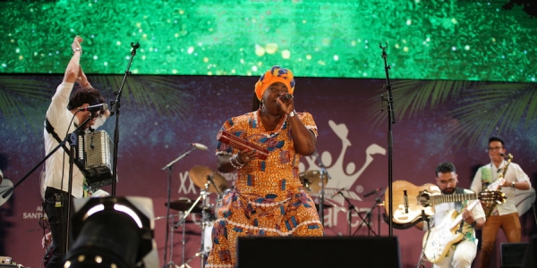 La Jagua en tarima - mujer interpretando durante el Petronio. 