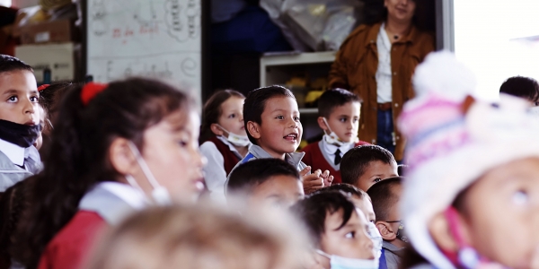 Niños en primera infancia disfrutando de presentación especial del Programa Nidos.