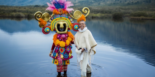 Héctor Buitrago en un lago. 