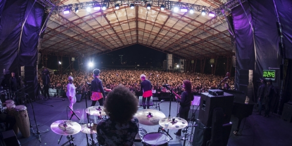 Foto de tarima desde el escenario donde se ve al público asistente a un evento artístico