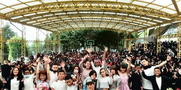 Personas reunidas posando para fotografía