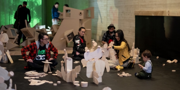 Sala de exposición, familias jugando