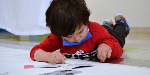 Niño dibujando