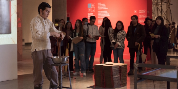 El artista Alvaro Cabrejo hace gelatina de pata de forma artesanal ante público en la Galería Sante Fe