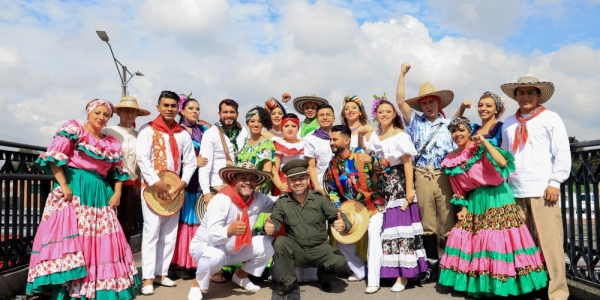 Grupo Noches del Folclor Colombianoal aire libre