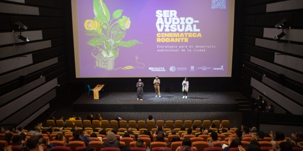 Sala de cine con un conversatorio 