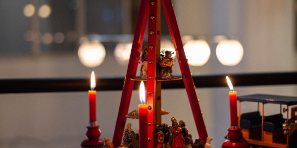 Adorno navideño sobre una mesa