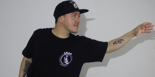 Hombre practicando danza urbana