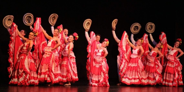 Personas bailando en escenario