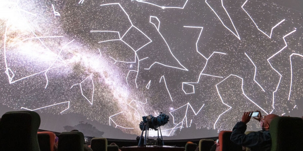 Proyección de constelaciones y estrellas en el domo del Planetario. 