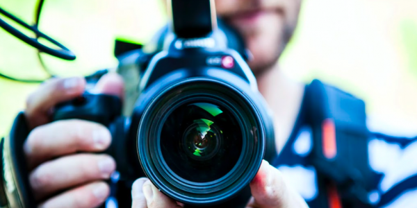 Persona sosteniendo una cámara fotográfica