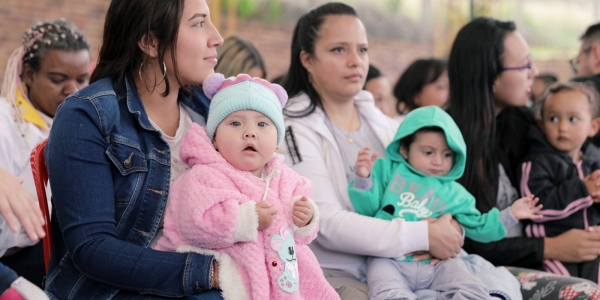 Mamás con bebés en evento cultural