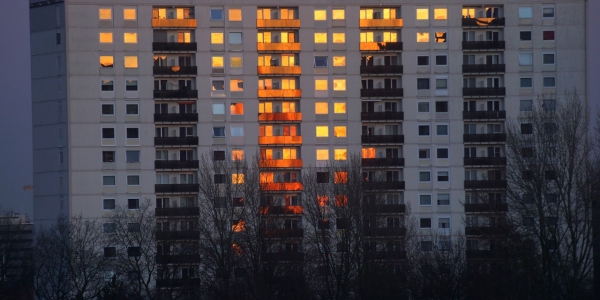 Reflejo del atardecer en las ventanas de un edificio. 