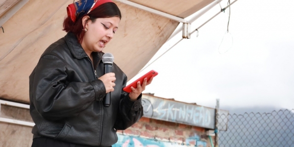 Mujer joven leyendo en una tarima