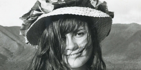 foto a blanco y negro de una mujer joven con sombrero