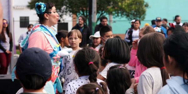 Artista entre niños en el parque