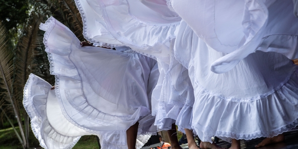 Bailarinas con polleras blancas en el escenario