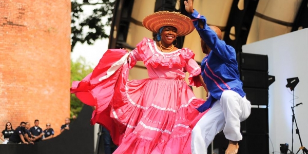 Bailarines de currulao en escena