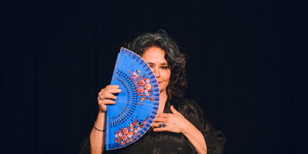 Mujer con abánico azul