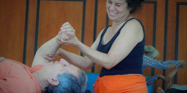 Maestra de yoga durante sesión