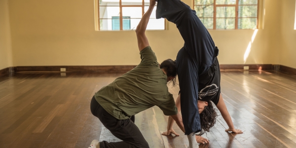 Bailarines durante taller en La Casona de la Danza