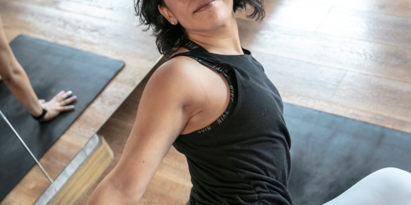 Maestra de yoga durante sesión