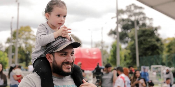 Papá con hija en hombros