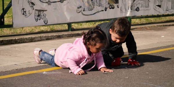 Niña y niño en actividad al aire libre