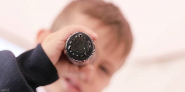 Niño interactuando con un telescopio casero 