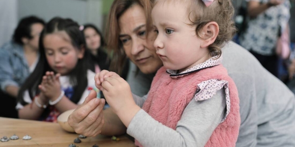 niña jugando con semillas