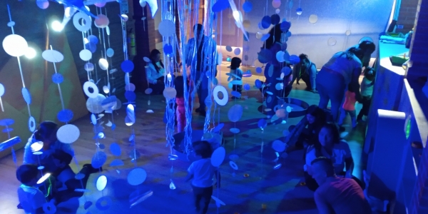 Niños y niñas en experiencia artística de Nidos