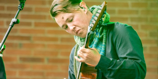 guitarrista acústico de los Carrangomelos 