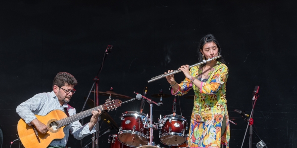 Artistas en la tarima de los escenarios móviles 