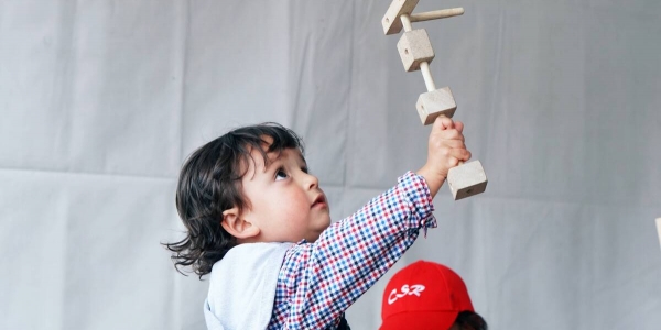 niño en experiencia artística