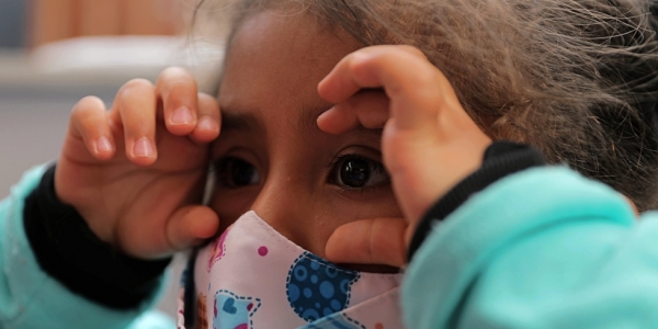 Foto de niña jugando.