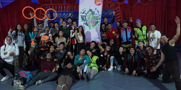 Grupo de artistas de función de circo