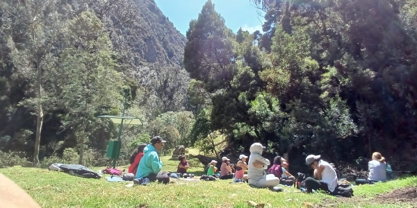 María Paula Álvarez en clase de yoga