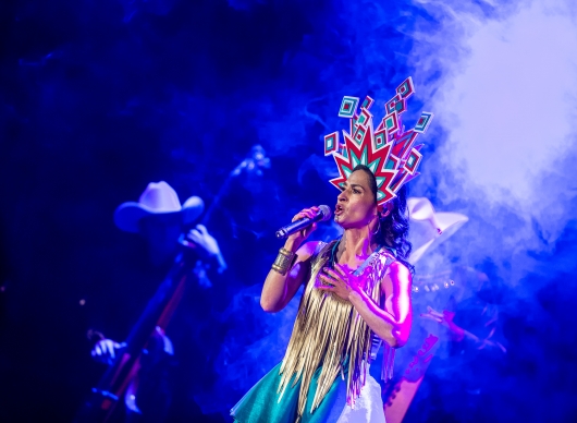 Fotografía de la cantante del grupo Cimarrón en escena